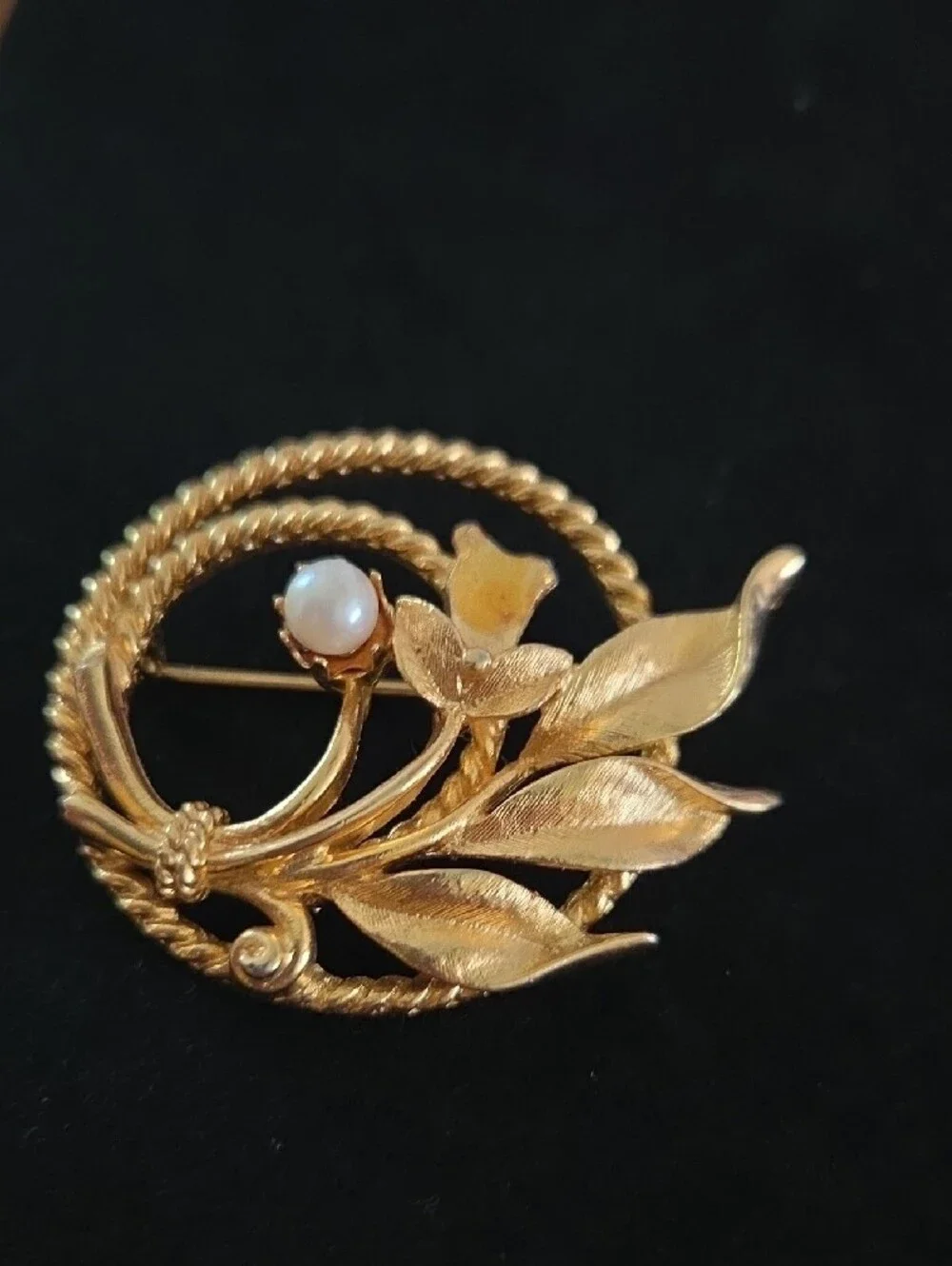 Sarah Coventry Gold Leaf Pearl Accent Circle Brooch - Women's Jewelry